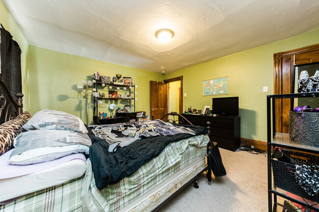 Building Photo - AVAILABLE MAY  - 2 Bedroom 1.5 bathroom Ho...