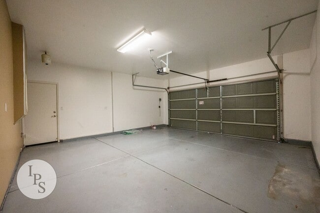 Building Photo - North East Fresno ‘Like New’ Home, 3BR/2BA, Built 2008 - Lots of Amenities!