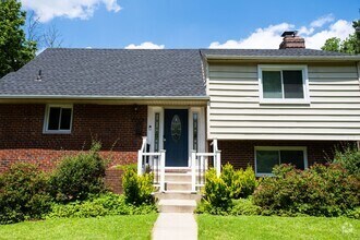 Building Photo - Charming Split-Level Home with Bright Inte...
