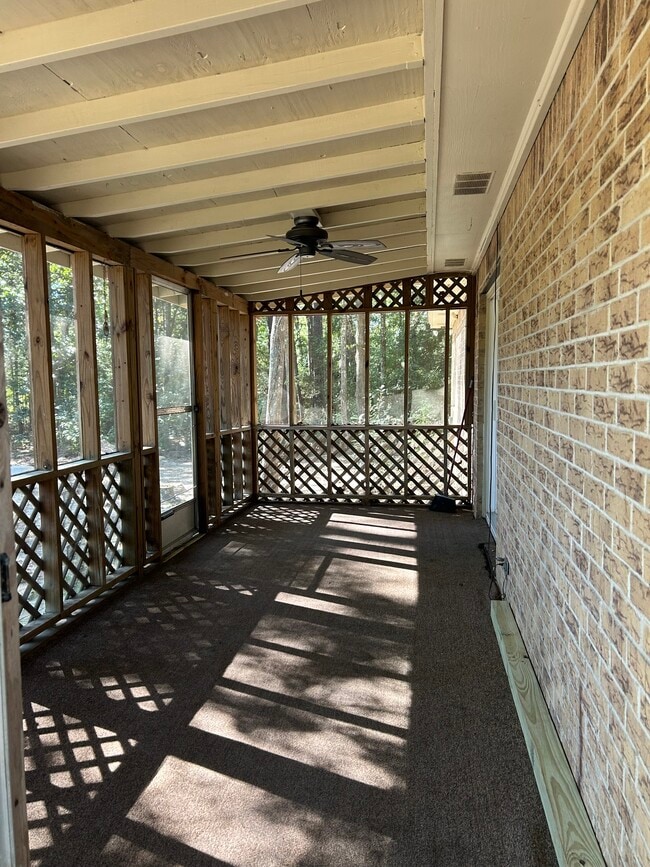 Building Photo - Spring Creek Loop