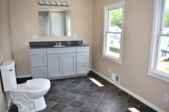 Building Photo - LEASE PENDING AS OF 05/06/2025: Lovely 3 b...
