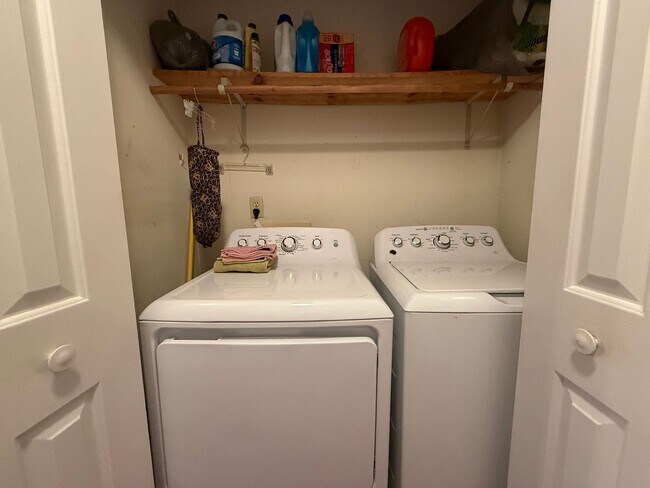 Building Photo - 3 Bedroom 2 Bathroom Fully Furnished Home in Greeneville, TN