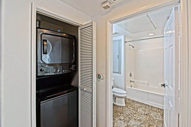 Building Photo - Bright & Airy, Recently Updated 3rd Floor Apartment in the Catalina Building Across from Central ...