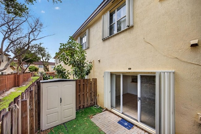 Building Photo - 1575 NE 33rd Ave