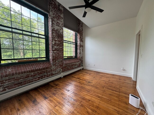 Building Photo - Westbrook 1BD/1BA Condo at Riverfront Loft...