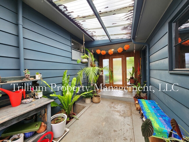 Building Photo - 5935 N Concord Ave