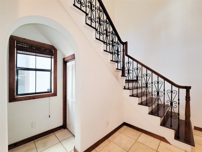 Building Photo - 1801 W 24th St