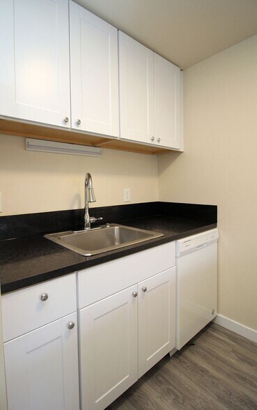 Building Photo - 8924-8934 SE Ellis St