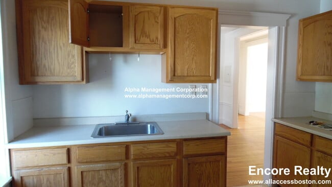 Building Photo - 90 Maple St