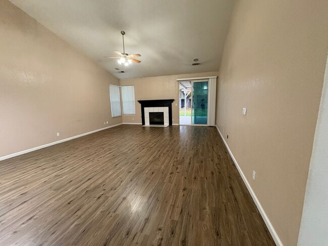 Building Photo - 3 Bedroom Home