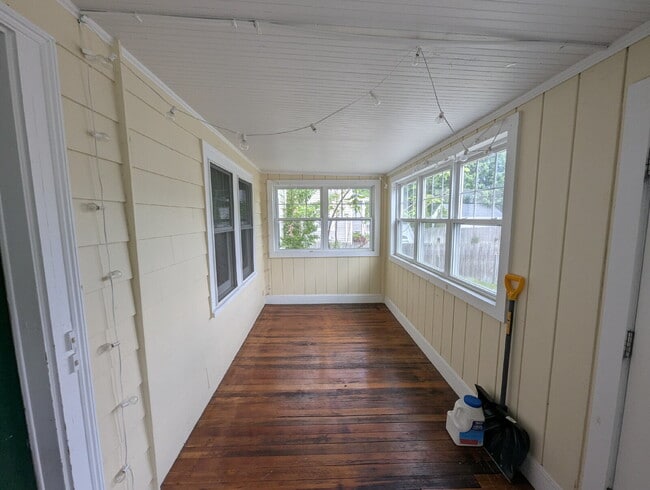 Building Photo - Charming 1st Floor Apartment in Convenient...