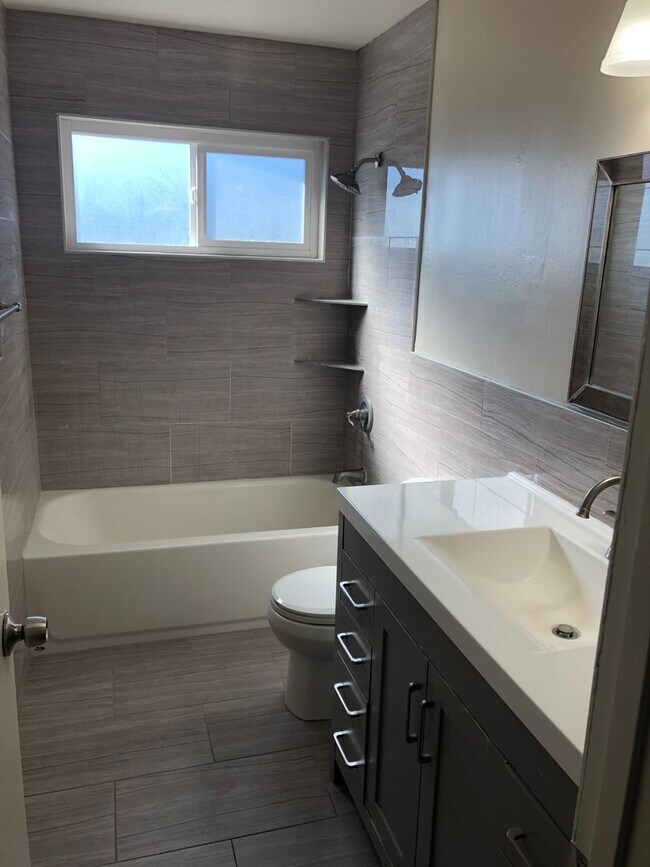 Building Photo - BEAUTIFUL DUPLEX IN SACRAMENTO!!