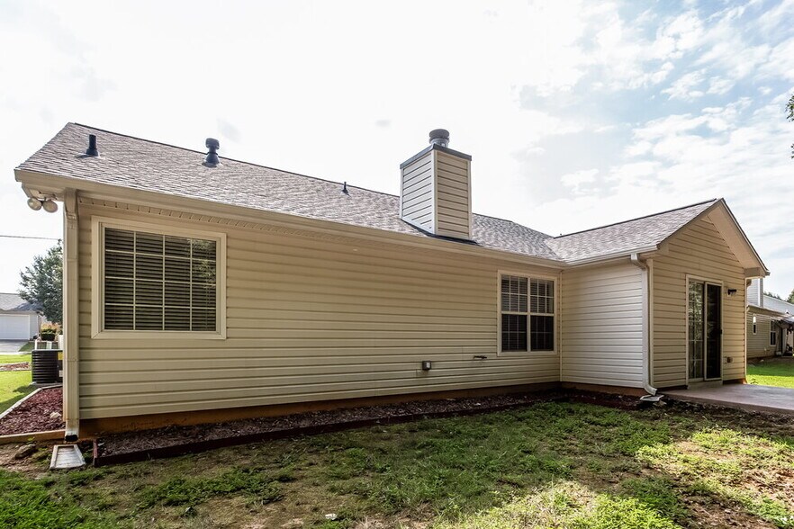 Building Photo - 173 Waters Edge Dr