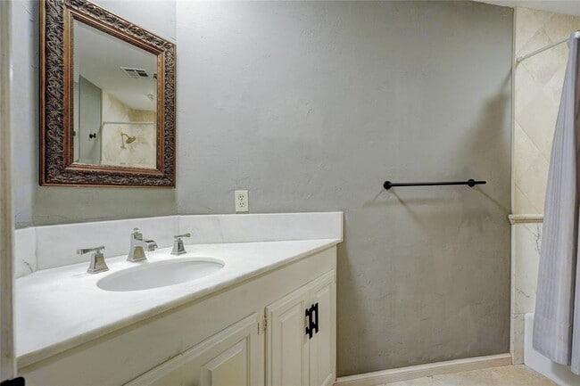 Building Photo - 6325 Glenbrook Ct