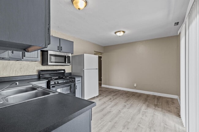 Building Photo - 1395 Bluebird Dr