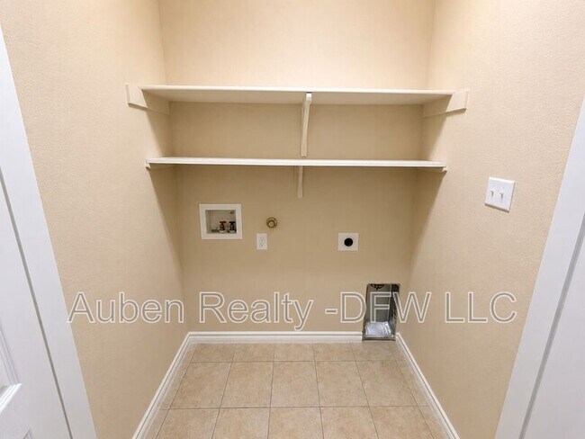 Building Photo - 1426 Ravenwood Dr