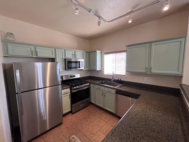 Building Photo - 3150 N Yarbrough Dr