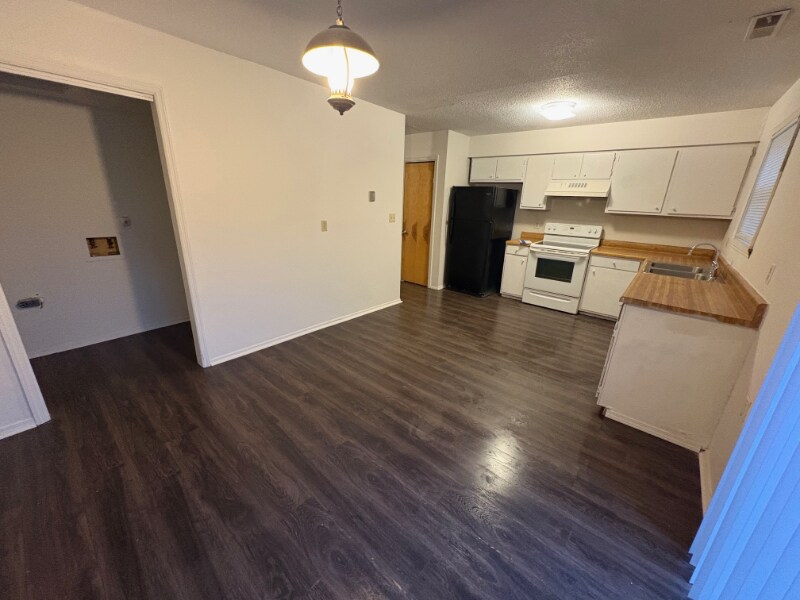 Building Photo - 122 Carriage Pl