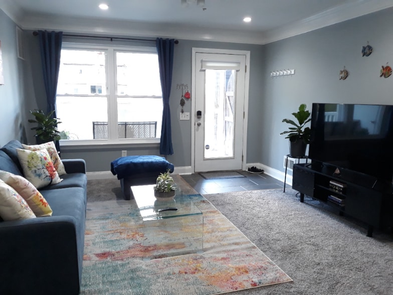 Building Photo - 2000 Waters Edge Dr