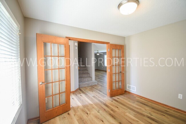 Building Photo - 3 bed 2.5 bath Single Family Home with fenced in yard in Urbandale within the Waukee School District