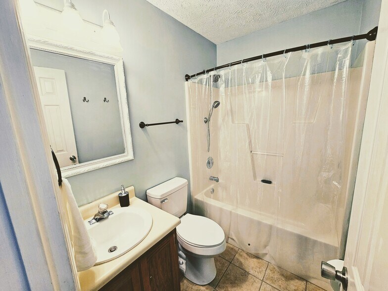 2nd full bathroom (in hallway near 2nd & 3rd bedrooms) - 2127 Winter Moss Ln