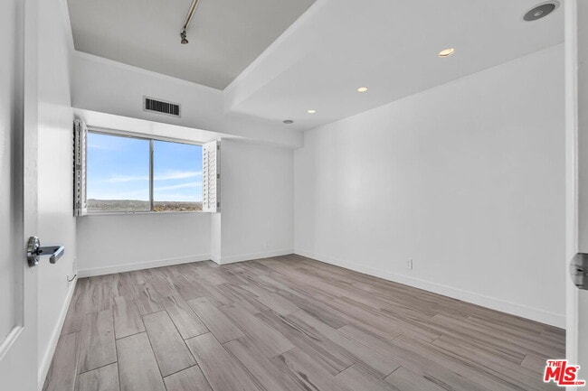 Building Photo - 1155 N La Cienega Blvd