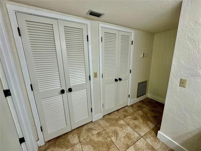 Building Photo - 3353 Camelot Dr