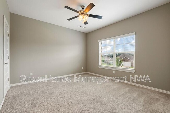 Building Photo - 3702 SW Mistletoe Ave