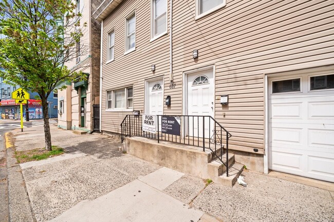 Building Photo - 687 Summit Ave