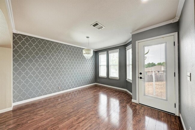 Building Photo - 903 Estate Dr