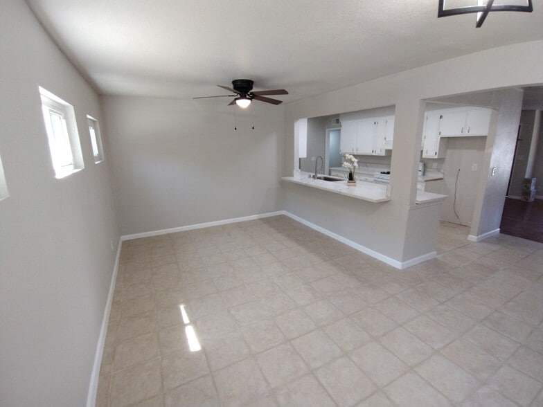 Family Room, view from dinning area - 909 Galopago St