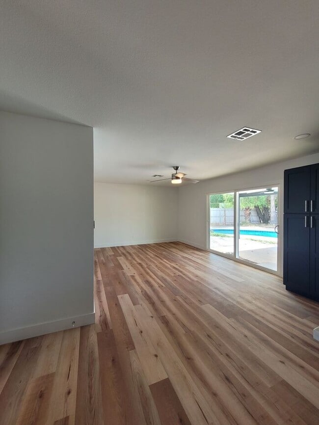 Building Photo - Stunning Completely remodeled 4-bedroom wi...