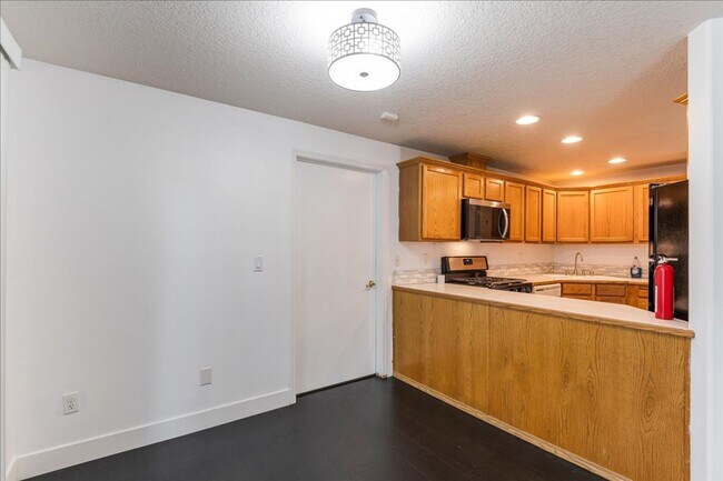 Building Photo - Versatile 4-Bedroom Corner Condo with Main...