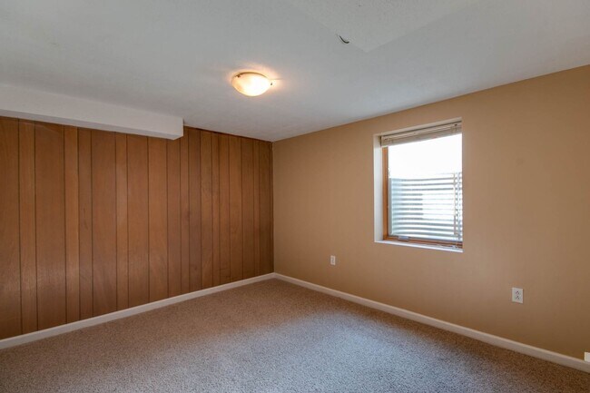 Building Photo - 1816 Elaine Dr