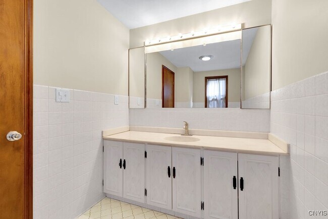 Building Photo - 17 Walcott St