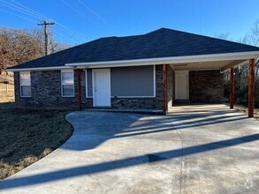Building Photo - New Very Nice 2 Bed 1 Bath House with Car ...