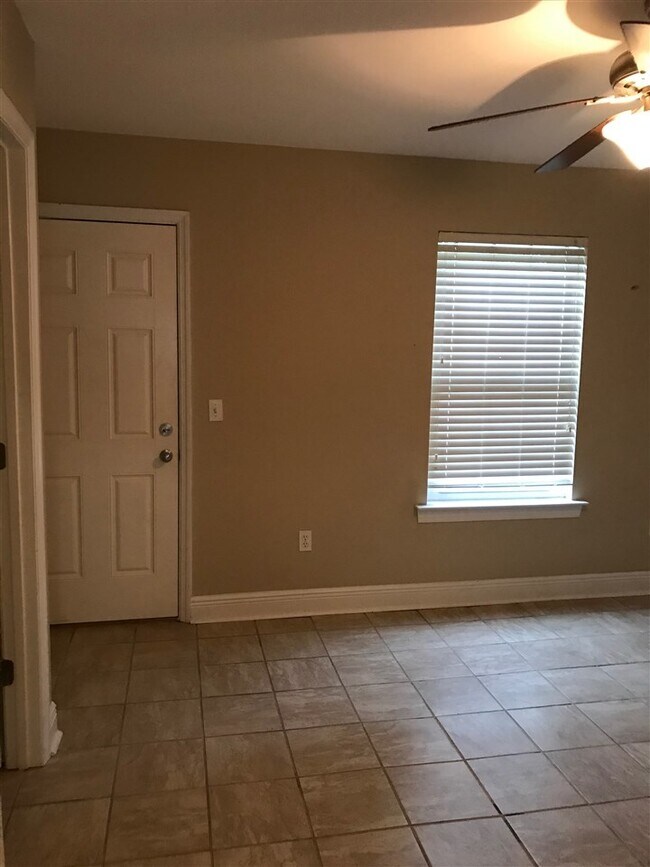 Building Photo - 2222 Cedarbrook Ct