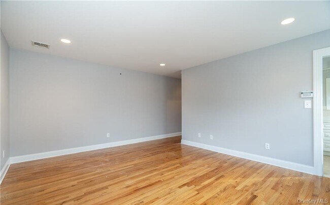 Building Photo - 186 Woodside Ave