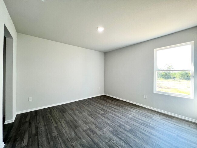 Building Photo - New 4 bedroom, 2 bath in Treaty Oaks Community