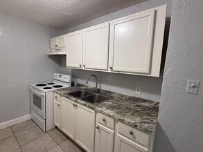 Building Photo - Fully Renovated 2/1 + Bonus Room Single Family Available Now!