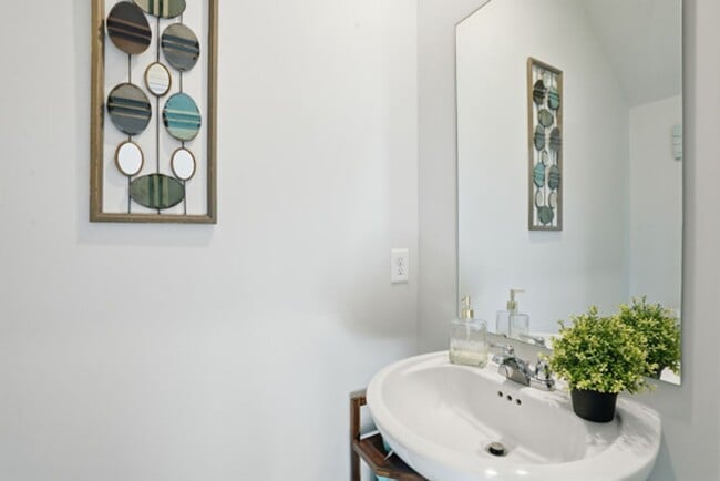 Building Photo - New Hampstead Beauty