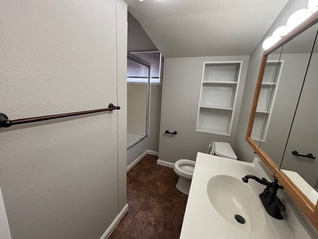 Building Photo - 4 Bedroom 2 Bath House by Frontier Park