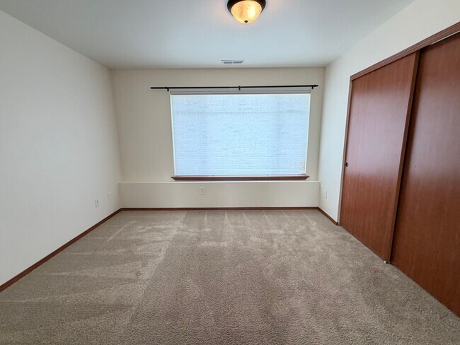 Building Photo - Now renting 4 bedroom House