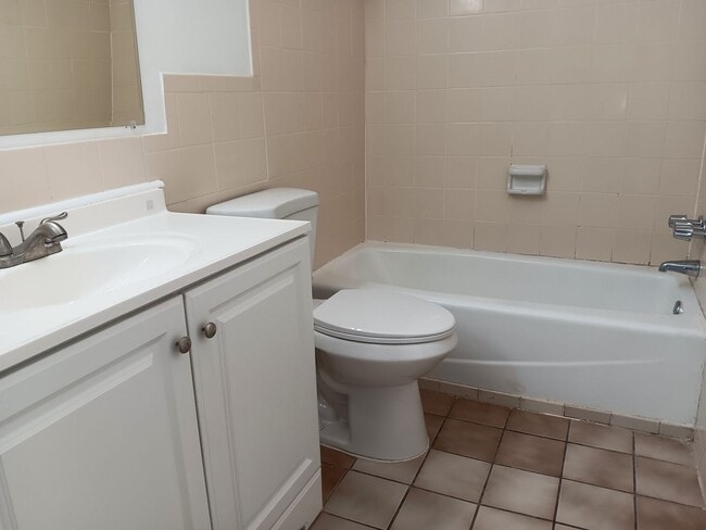 Building Photo - Nice, renovated one-bedroom near 4th St co...