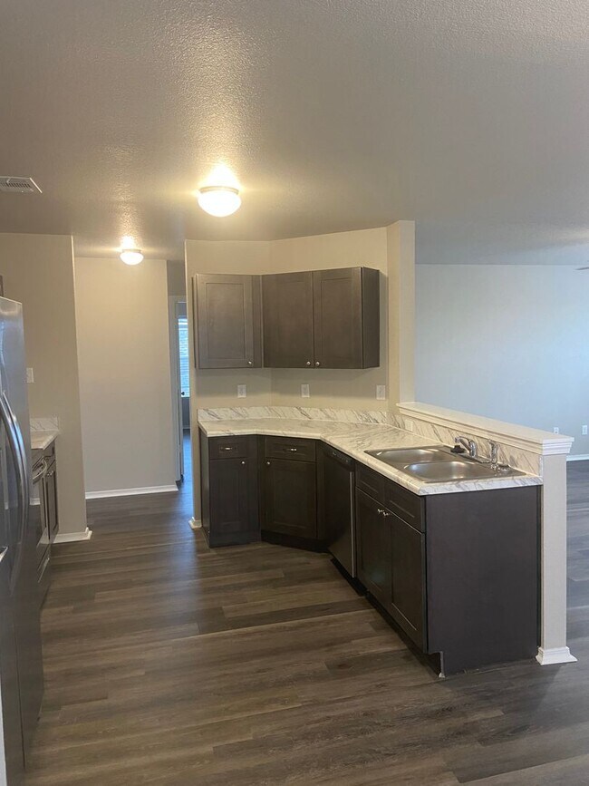 Building Photo - *St Patrick's Day Deal!* Three Bedroom | T...