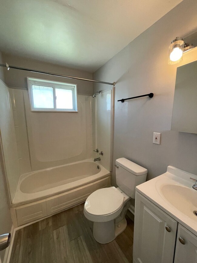 Building Photo - Freshly Renovated 3 Bedroom Ranch with Mod...