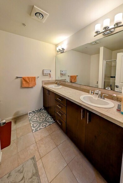 Building Photo - 15720 Manor Way
