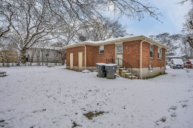 Building Photo - Awesome 2BE/1BA duplex in West Nashville!