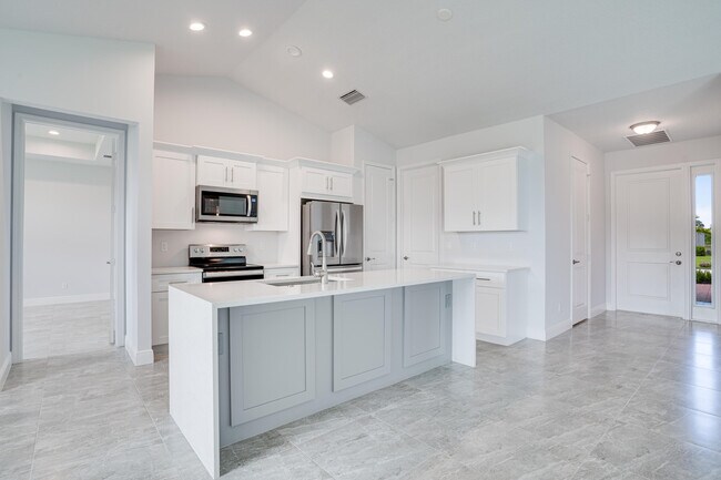 Building Photo - 388 SW Vista Lake Dr
