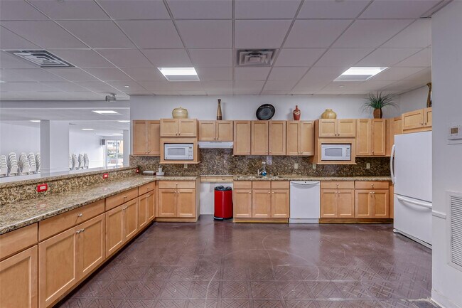 Building Photo - 405 N Ocean Blvd